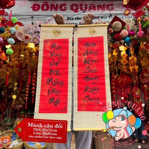 Mành tre câu đối dài chữ Tết thư pháp