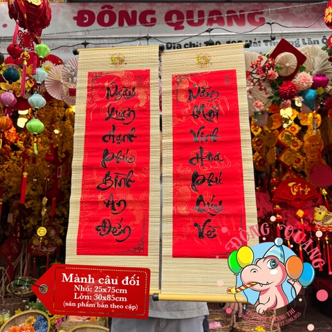 Mành tre câu đối dài chữ Tết thư pháp