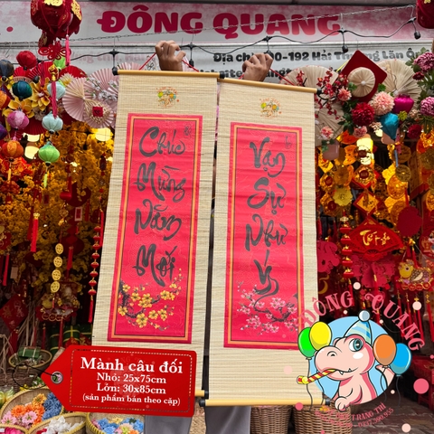 Mành tre câu đối dài chữ Tết thư pháp