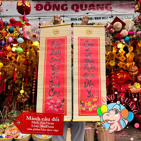Mành tre câu đối dài chữ Tết thư pháp