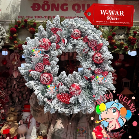 Vòng hoa 2 loại lá phủ tuyết gắn trái đỏ