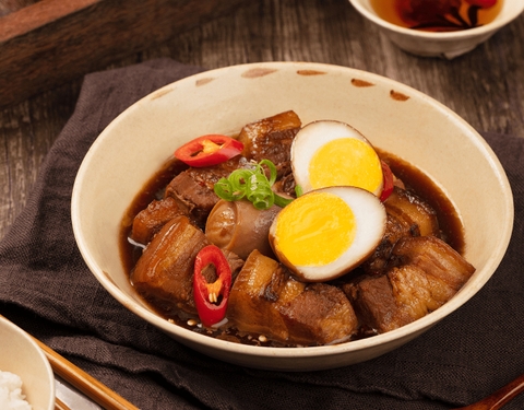 Hướng dẫn nấu thịt kho trứng bằng nồi cơm điện trong ngày Tết