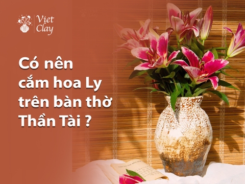 Có Nên Cắm Lọ Hoa Ly Trên Bàn Thờ Thần Tài?