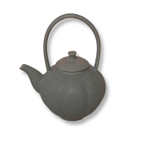 Ấm trà men xanh lục, dáng đèn lồng, quai đứng