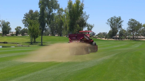 Lợi ích của việc Fairway Topdressing: Cải thiện hệ thống thoát nước , độ cứng và thẩm mỹ