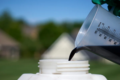 Phân bón dạng lỏng so với dạng hạt: Loại nào tốt nhất cho nhu cầu bãi cỏ của bạn