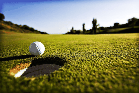 Sân golf ẩn giấu đằng sau một lỗ golf được thiết kế hoàn hảo