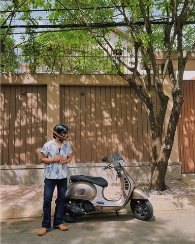 Một chút ánh nắng sẽ làm chill hơn khi đứng kế Vespa 🤗