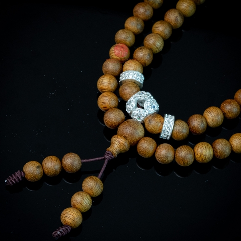 Chuỗi trầm hương 108 hạt 6 li mix charm ngọc