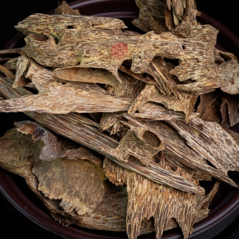 Vụn trầm kiến cũ cao cấp ( giá 50 gram )