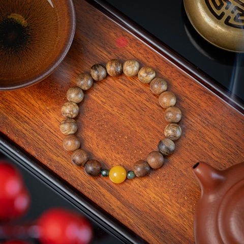 Vòng tay Trầm Hương tròn 10 li cận chìm mix Hổ Phách