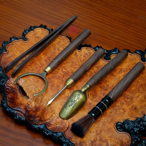 BỘ TRÀ CỤ NHIỀU MÓN HÌNH VUÔNG KHẮC SƠN NGUYỆT