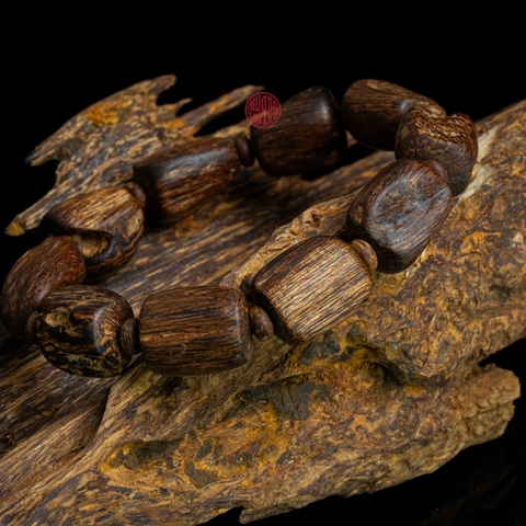 Vòng tay Trầm Hương cận chìm dạng hạt tự nhiên Hiếm ( size nam to )