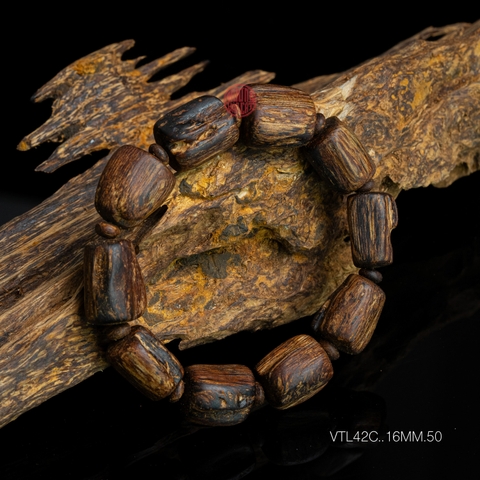 Vòng tay Trầm Hương cận chìm dạng hạt tự nhiên Hiếm ( size nam to )