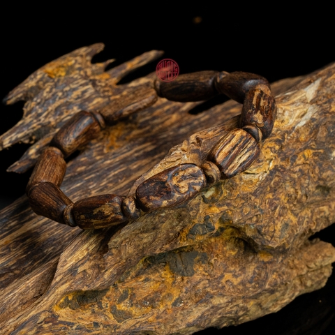 Vòng tay Trầm Hương cận chìm dạng hạt tự nhiên Hiếm ( size nữ )