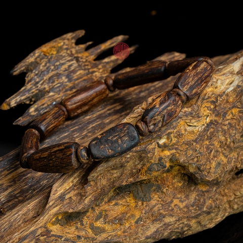 Vòng tay Trầm Hương cận chìm dạng hạt tự nhiên Hiếm ( size nữ )