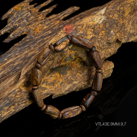 Vòng tay Trầm Hương cận chìm dạng hạt tự nhiên Hiếm ( size nữ )