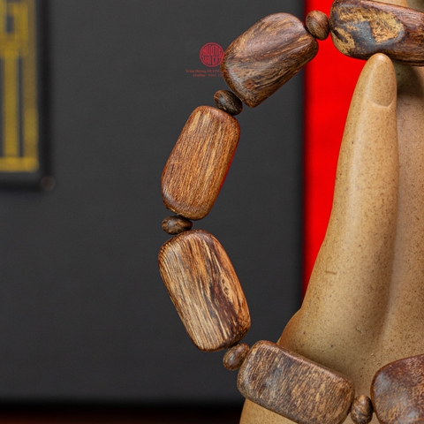 Vòng tay Trầm Hương cận chìm hạt tự nhiên cho nam (size trung)