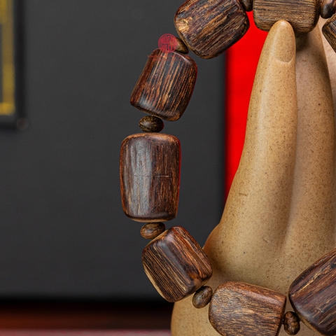 Vòng tay Trầm Hương cận chìm hạt tự nhiên cho nam(size nhỏ)