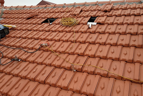 Nên lợp ngói nào: Ngói xi măng màu hay ngói đất nung?