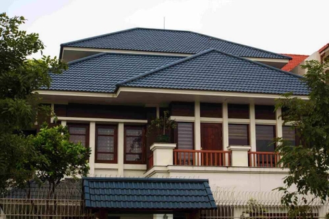 Lợp ngói chống nóng nên dùng ngói nung tráng men hay ngói xi măng?