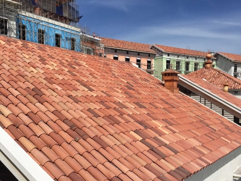 🌅 Ngói Địa Trung Hải – Vẻ Đẹp Đậm Chất Nghệ Thuật Cho Mái Nhà Việt