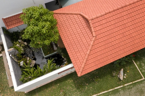 Nhà mái ngói hiện đại sân vườn và hồ cá đẹp