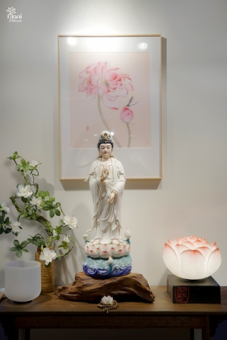 Quan Âm Bồ Tát đứng