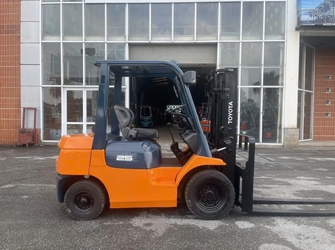 Xe nâng dầu cũ 2,5 tấn Toyota 7FD25 nâng cao 3m 2003. Mã XC.D25TOS30.00586