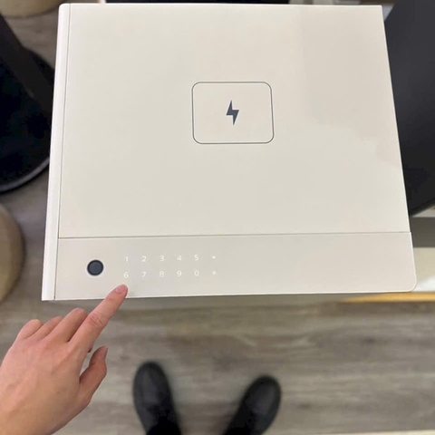 Két sắt Philips có sạc không dây SBX300