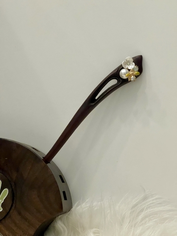 TRÂM CÀI TÓC GỖ ĐÍNH HẠT VÀ CON ONG