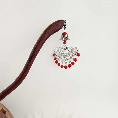 TRÂM CÀI TÓC TUA RUA QUẠT ĐỎ