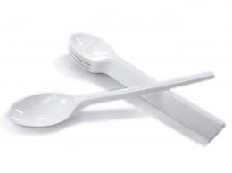 Muỗng nhựa trắng dài 18cm Huỳnh Khang 100 cái (50 bịch/Bao)