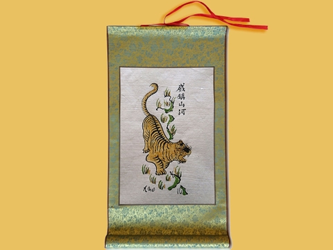 Tranh Đông Hồ Uy Trấn Sơn Hà Bồi Lụa 30cm x 55cm