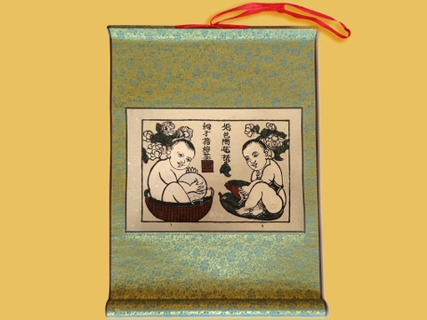 Tranh Đông Hồ Em Bé Ôm Bóng Ôm Cóc Bồi Lụa 40cm x 55cm