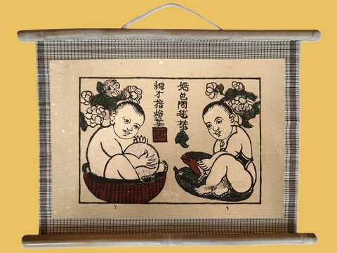 Tranh Đông Hồ Em Bé Ôm Bóng Ôm Cóc Dán Mành 45cm x 32cm