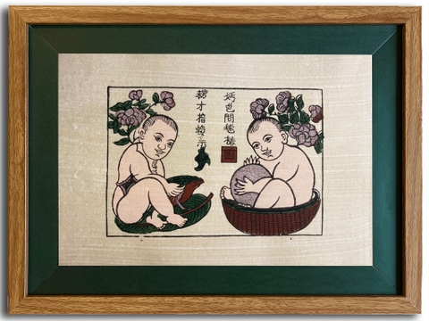 Tranh Đông Hồ Em Bé Ôm Bóng Ôm Cóc Khung Kính 40cm x 30cm