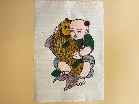 Tranh Giấy Đông Hồ Em Bé Ôm Cá