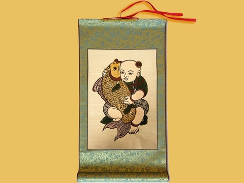 Tranh Đông Hồ Em Bé Ôm Cá Bồi Lụa 30cm x 55cm