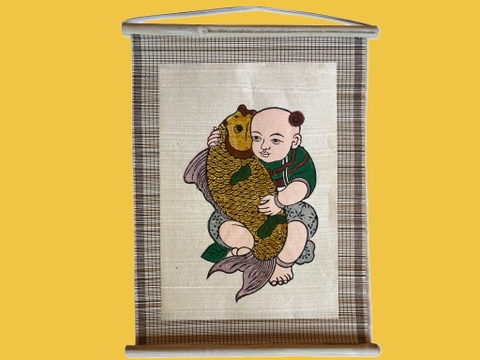 Tranh Đông Hồ Em Bé Ôm Cá Dán Mành 35cm x 45cm
