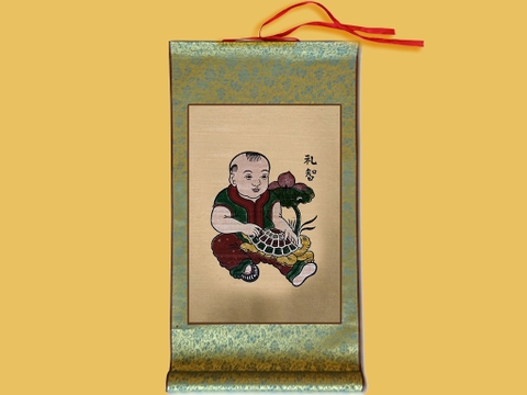 Tranh Đông Hồ Lễ Trí - Em Bé Ôm Rùa Bồi Lụa 30cm x 55cm