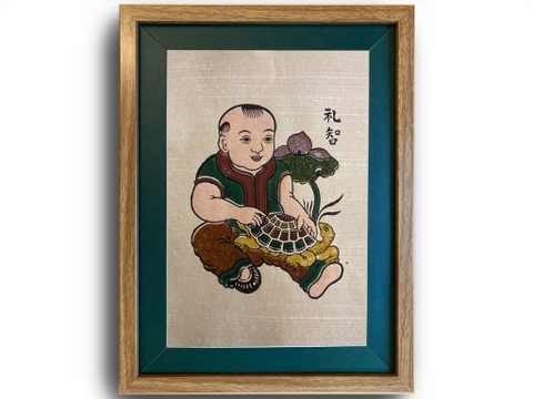 Tranh Đông Hồ Lễ Trí - Em Bé Ôm Rùa Khung Kính 30cm x 40cm