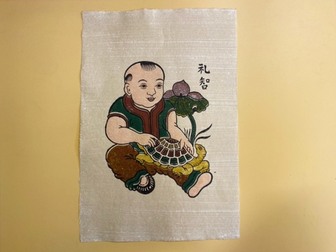Tranh Giấy Đông Hồ Lễ Trí Em Bé Ôm Rùa
