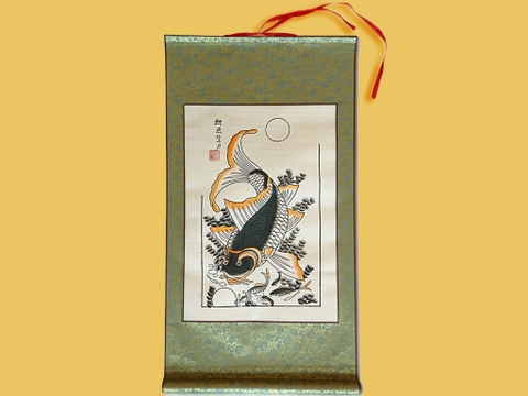 Tranh Đông Hồ Lý Ngư Vọng Nguyệt bồi lụa 42cm x 80cm