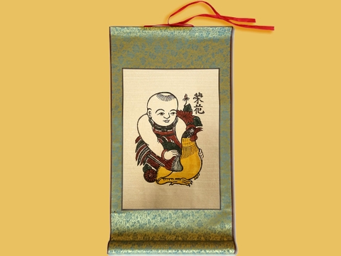 Tranh Đông Hồ Vinh Hoa - Em Bé Ôm Gà Bồi Lụa 30cm x 55cm