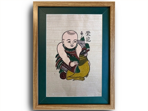 Tranh Đông Hồ Vinh Hoa - Em Bé Ôm Gà Khung Kính 30cm x 40cm