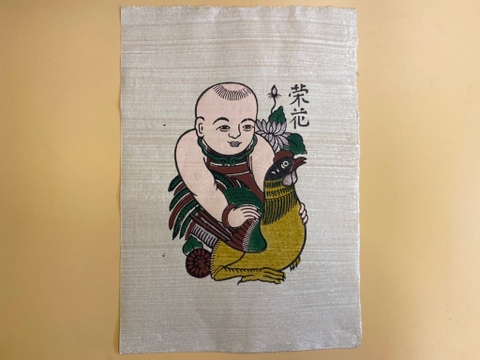 Tranh Giấy Đông Hồ Vinh Hoa Em Bé Ôm Gà
