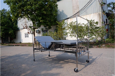 Giường bệnh nhân inox 2 tay quay có bô vệ sinh
