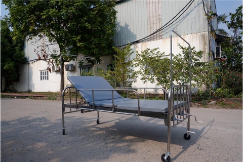 Giường bệnh nhân inox 2 tay quay có bô vệ sinh