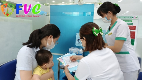 Sữa mẹ thật quý giá nhưng nếu nhỏ vào mắt trẻ có thể gây mù